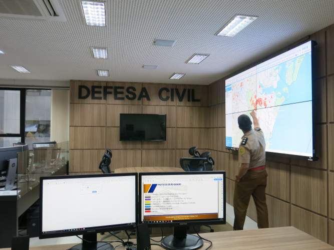 Técnicos da Celepar realizam visita técnica as instalações da Coordenadoria Estadual da Defesa Civil