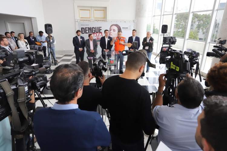 O Paraná está em guerra contra a dengue, afirma o governador