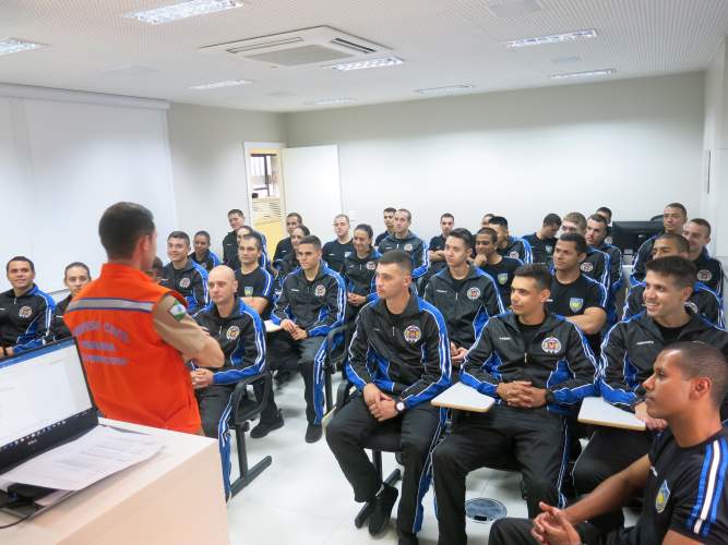 Cadetes da Policia Militar do Paraná realizam visita técnica na Defesa Civil Estadual