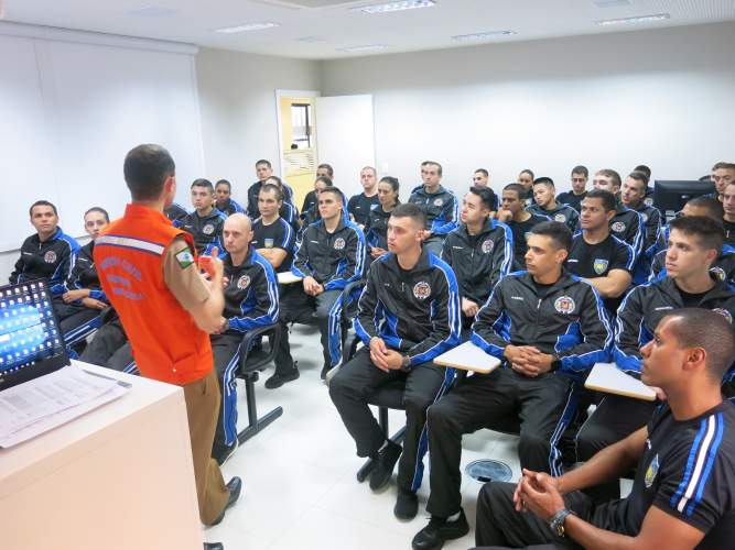 Cadetes da Policia Militar do Paraná realizam visita técnica na Defesa Civil Estadual