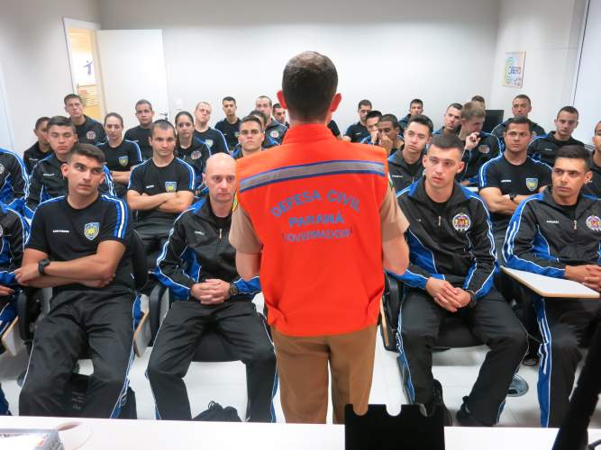 Cadetes da Policia Militar do Paraná realizam visita técnica na Defesa Civil Estadual