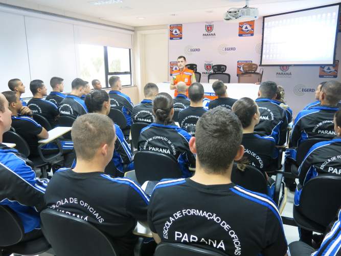 Cadetes da Policia Militar do Paraná realizam visita técnica na Defesa Civil Estadual
