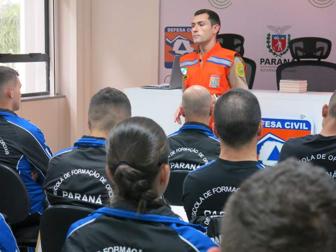 Cadetes da Policia Militar do Paraná realizam visita técnica na Defesa Civil Estadual