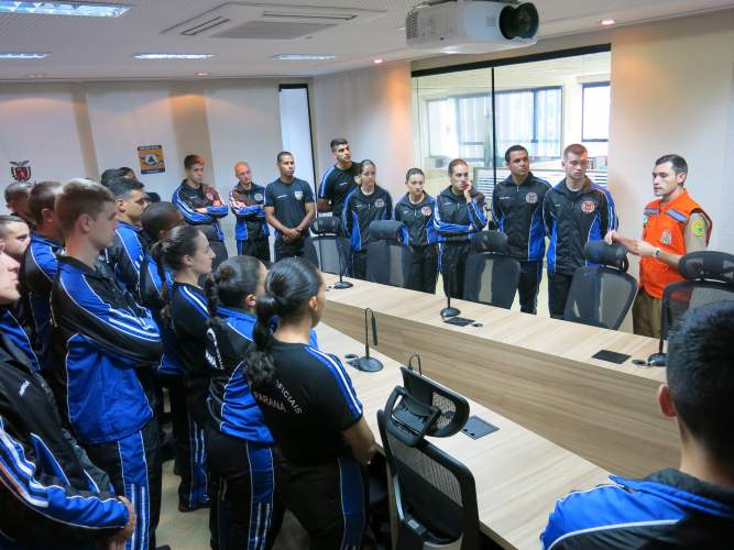 Cadetes da Policia Militar do Paraná realizam visita técnica na Defesa Civil Estadual