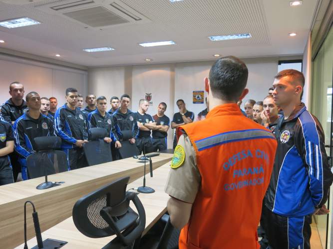 Cadetes da Policia Militar do Paraná realizam visita técnica na Defesa Civil Estadual