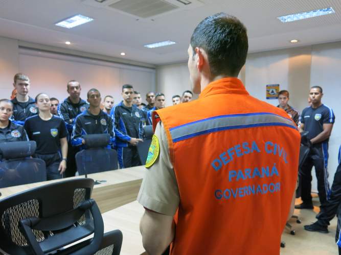Cadetes da Policia Militar do Paraná realizam visita técnica na Defesa Civil Estadual