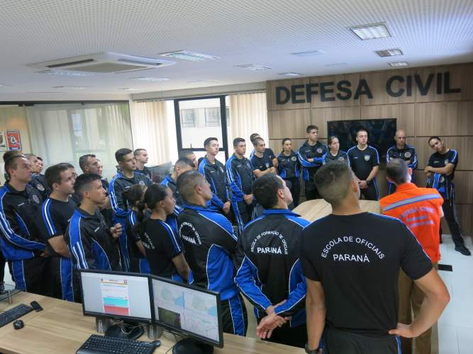 Cadetes da Policia Militar do Paraná realizam visita técnica na Defesa Civil Estadual