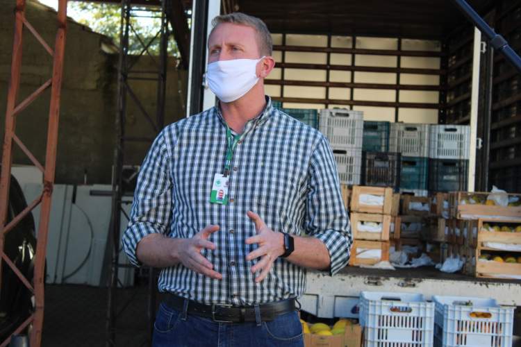 Defesa Civil auxilia na entrega de frutas e verduras para instituição de cuidado a criança