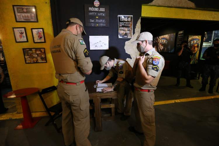 Ação fiscaliza e fecha bares durante a pandemia