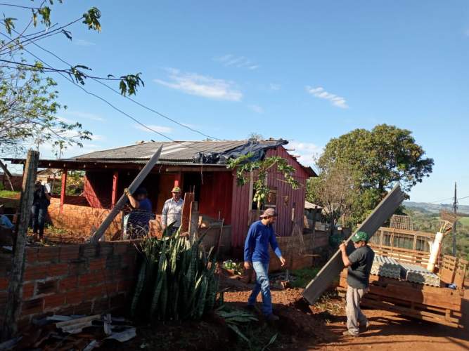 Defesa Civil realiza entrega de telhas, itens de ajuda humanitária e cestas básicas para o município de Santa Lúcia