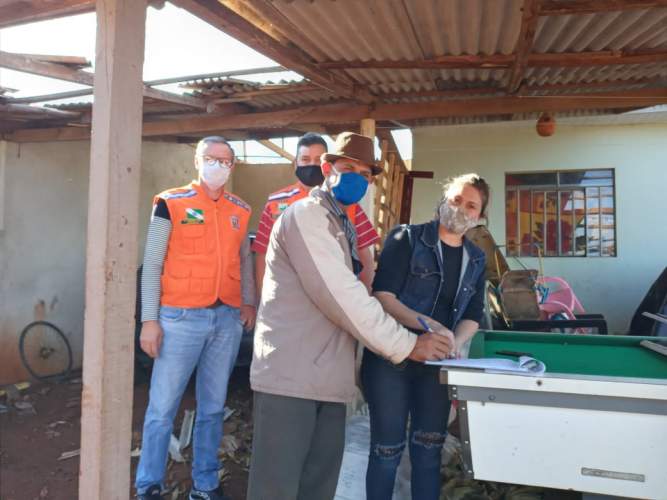 Defesa Civil realiza entrega de telhas, itens de ajuda humanitária e cestas básicas para o município de Santa Lúcia