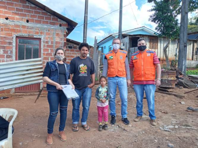 Defesa Civil realiza entrega de telhas, itens de ajuda humanitária e cestas básicas para o município de Santa Lúcia