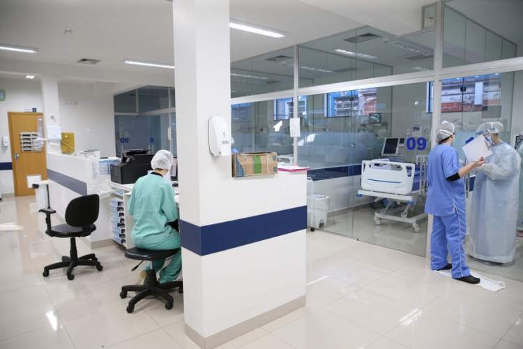 Casos e mortes por Covid caem pela segunda semana consecutiva