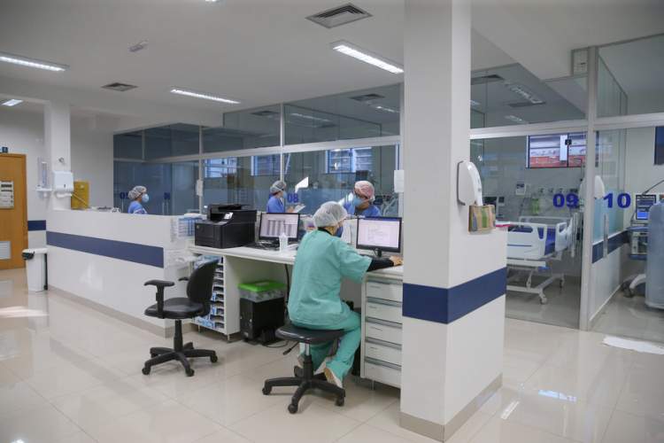 Agosto termina com queda nos óbitos por Covid-19 e estabilidade de casos