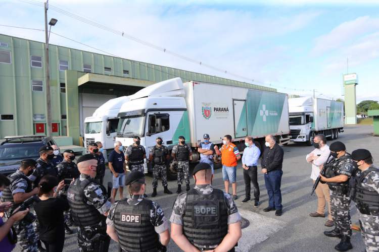 Caminhões carregados com insumos para a vacinação iniciam distribuição no Estado