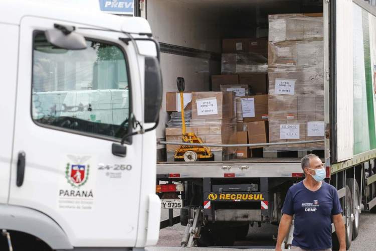 Começa a distribuição de 2,2 milhões de insumos para a vacinação no Paraná