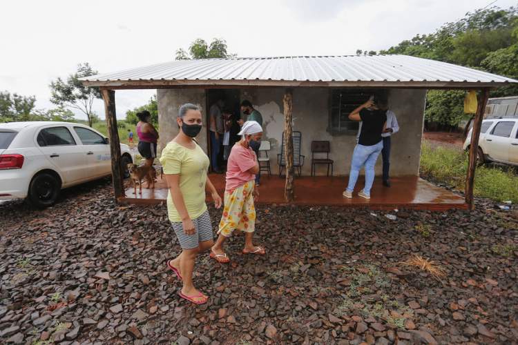 A comunidade indígena do Paraná começou a ser vacinada contra a Covid-19 nesta quarta-feira (20). Eles integram o chamado grupo prioritário, atendidos por esse primeiro lote de imunizantes que chegou ao Estado na segunda-feira (18).  De acordo com a Secretaria de Estado da Saúde (Sesa), todos os 10.816 índios com mais de 18 anos mapeados em 30 municípios receberão a proteção já no início desta campanha de vacinação.  É o caso dos moradores de Itaipulândia, na Região Oeste do Paraná. Apesar da chuva constant