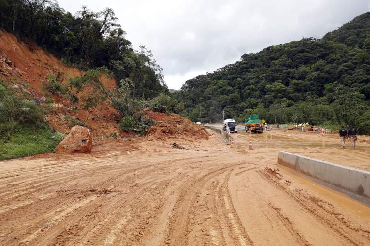 Equipes começam a retirar terra na pista sul da BR-376 e continuam buscas por vítimas