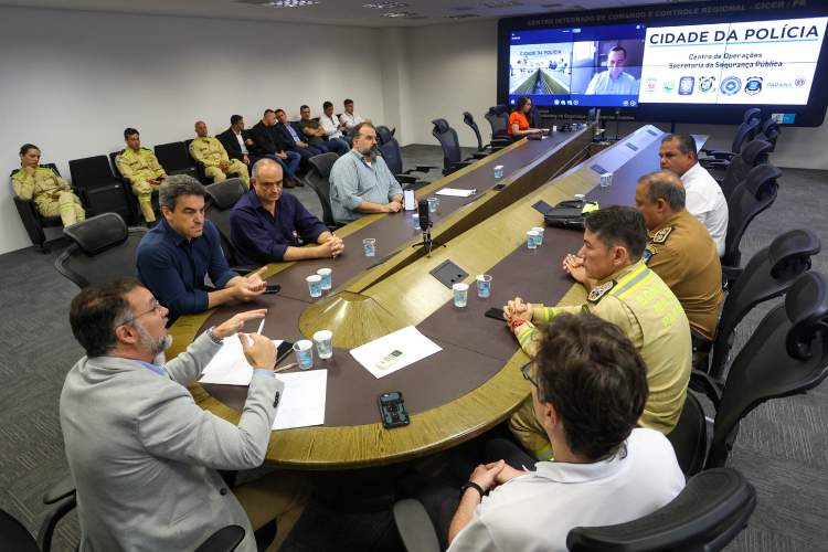 Equipes entram no quarto dia de buscas e avançam na limpeza da pista sul da BR-376