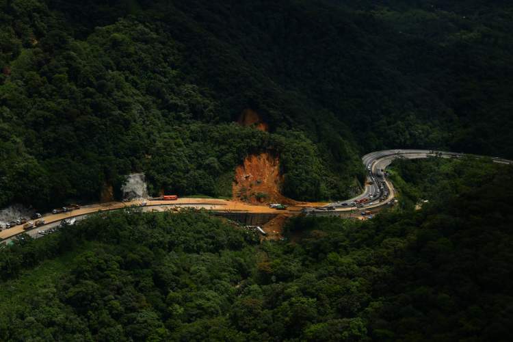 Equipes começam a retirar terra na pista sul da BR-376 e continuam buscas por vítimas
