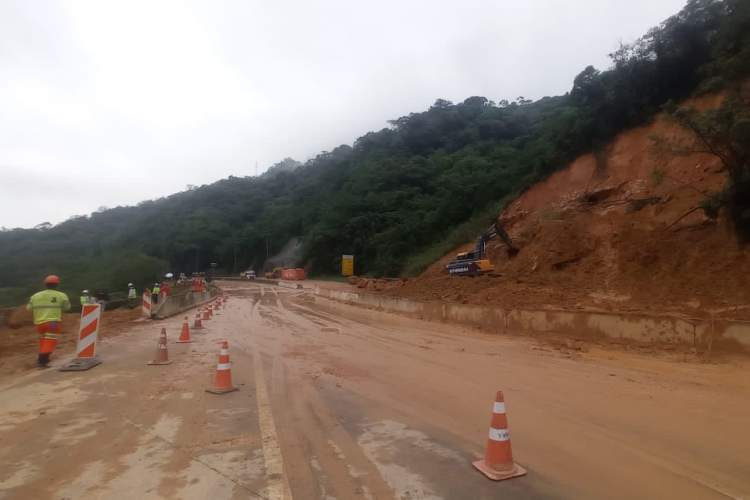 Equipes entram no quarto dia de buscas e avançam na limpeza da pista sul da BR-376