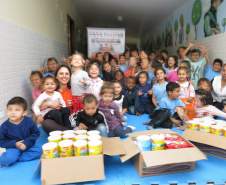 Na última quarta-feira (23/11), representantes da Coordenadoria Estadual de Proteção e Defesa Civil realizaram a entrega de 65 latas de leite ao Instituto AMA.
Essas latas de leite foram arrecadadas como forma de inscrição para o IV Encontro dos Voluntários de Defesa Civil.
