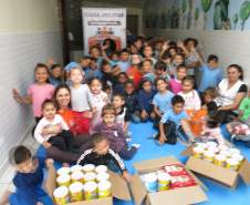 Na última quarta-feira (23/11), representantes da Coordenadoria Estadual de Proteção e Defesa Civil realizaram a entrega de 65 latas de leite ao Instituto AMA.
Essas latas de leite foram arrecadadas como forma de inscrição para o IV Encontro dos Voluntários de Defesa Civil.
