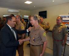 A Coordenadoria Estadual de Proteção e Defesa Civil entregou nesta terça-feira (06), em Curitiba, a Medalha de Defesa Civil Coronel Dario Natan Bezerra a 42 pessoas, entre civis e militares, que contribuíram com as ações em prol da comunidade. A comenda, que homenageia o ex-comandante da 3º Regional de Defesa Civil, morto em 2008, tem o objetivo de agradecer pelos serviços prestados e incentivar que as boas ações de proteção à população sejam mantidas. 