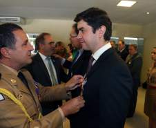 A Coordenadoria Estadual de Proteção e Defesa Civil entregou nesta terça-feira (06), em Curitiba, a Medalha de Defesa Civil Coronel Dario Natan Bezerra a 42 pessoas, entre civis e militares, que contribuíram com as ações em prol da comunidade. A comenda, que homenageia o ex-comandante da 3º Regional de Defesa Civil, morto em 2008, tem o objetivo de agradecer pelos serviços prestados e incentivar que as boas ações de proteção à população sejam mantidas. 