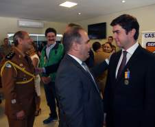 A Coordenadoria Estadual de Proteção e Defesa Civil entregou nesta terça-feira (06), em Curitiba, a Medalha de Defesa Civil Coronel Dario Natan Bezerra a 42 pessoas, entre civis e militares, que contribuíram com as ações em prol da comunidade. A comenda, que homenageia o ex-comandante da 3º Regional de Defesa Civil, morto em 2008, tem o objetivo de agradecer pelos serviços prestados e incentivar que as boas ações de proteção à população sejam mantidas. 