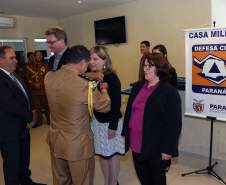 A Coordenadoria Estadual de Proteção e Defesa Civil entregou nesta terça-feira (06), em Curitiba, a Medalha de Defesa Civil Coronel Dario Natan Bezerra a 42 pessoas, entre civis e militares, que contribuíram com as ações em prol da comunidade. A comenda, que homenageia o ex-comandante da 3º Regional de Defesa Civil, morto em 2008, tem o objetivo de agradecer pelos serviços prestados e incentivar que as boas ações de proteção à população sejam mantidas. 
