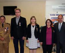 A Coordenadoria Estadual de Proteção e Defesa Civil entregou nesta terça-feira (06), em Curitiba, a Medalha de Defesa Civil Coronel Dario Natan Bezerra a 42 pessoas, entre civis e militares, que contribuíram com as ações em prol da comunidade. A comenda, que homenageia o ex-comandante da 3º Regional de Defesa Civil, morto em 2008, tem o objetivo de agradecer pelos serviços prestados e incentivar que as boas ações de proteção à população sejam mantidas. 