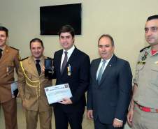 A Coordenadoria Estadual de Proteção e Defesa Civil entregou nesta terça-feira (06), em Curitiba, a Medalha de Defesa Civil Coronel Dario Natan Bezerra a 42 pessoas, entre civis e militares, que contribuíram com as ações em prol da comunidade. A comenda, que homenageia o ex-comandante da 3º Regional de Defesa Civil, morto em 2008, tem o objetivo de agradecer pelos serviços prestados e incentivar que as boas ações de proteção à população sejam mantidas. 