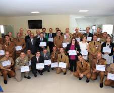 A Coordenadoria Estadual de Proteção e Defesa Civil entregou nesta terça-feira (06), em Curitiba, a Medalha de Defesa Civil Coronel Dario Natan Bezerra a 42 pessoas, entre civis e militares, que contribuíram com as ações em prol da comunidade. A comenda, que homenageia o ex-comandante da 3º Regional de Defesa Civil, morto em 2008, tem o objetivo de agradecer pelos serviços prestados e incentivar que as boas ações de proteção à população sejam mantidas. 
