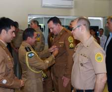 A Coordenadoria Estadual de Proteção e Defesa Civil entregou nesta terça-feira (06), em Curitiba, a Medalha de Defesa Civil Coronel Dario Natan Bezerra a 42 pessoas, entre civis e militares, que contribuíram com as ações em prol da comunidade. A comenda, que homenageia o ex-comandante da 3º Regional de Defesa Civil, morto em 2008, tem o objetivo de agradecer pelos serviços prestados e incentivar que as boas ações de proteção à população sejam mantidas. 