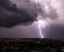 Tempestades atingem todo o Estado e derrubam árvores na RMC