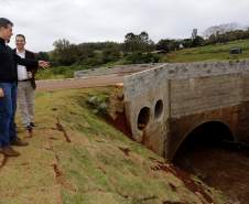 Governador entrega reconstrução de ponte e estrada destruídas por chuvas