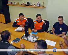 Visita de agentes da Defesa Civil de Pinhais ao quartel do comando do 6º Grupamento de Bombeiros.