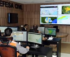 A Coordenadoria Estadual de Proteção e Defesa Civil faz o monitoramento da situação em todos os municípios paranaenses através do Centro Estadual de Gerenciamento de Riscos e Desastres (Cegerd), instalado no Palácio das Araucárias, em Curitiba. O chefe Operacional do órgão, capitão Romero Nunes da Silva Filho, afirmou que a atenção é maior no momento porque ainda há previsão de chuvas para os próximos dias.Curitiba, 30/10/2017.Foto: Ricardo Almeida/ANPr