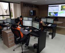 A Coordenadoria Estadual de Proteção e Defesa Civil faz o monitoramento da situação em todos os municípios paranaenses através do Centro Estadual de Gerenciamento de Riscos e Desastres (Cegerd), instalado no Palácio das Araucárias, em Curitiba. O chefe Operacional do órgão, capitão Romero Nunes da Silva Filho, afirmou que a atenção é maior no momento porque ainda há previsão de chuvas para os próximos dias.Curitiba, 30/10/2017.Foto: Ricardo Almeida/ANPr