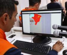 A Casa Militar do Paraná criou um grupo de trabalho para discutir as questões relacionadas à paralisação dos caminhoneiros e integrar as ações para garantir o abastecimento e a continuidade dos serviços públicos. A primeira reunião aconteceu nesta quinta-feira (23) na sede da Defesa Civil, em Curitiba, e contou com representantes do poder público, do setor produtivo e da sociedade civil organizada.Curitiba, 24/05/2018.   Foto: José Fernando Ogura/ANPr