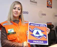 A Defesa Civil do Paraná começou a distribuir nesta sexta-feira (25) os adesivos para identificação dos caminhões que trafegam com cargas especiais nas rodovias do Paraná. O material foi entregue às secretarias estaduais, coordenadorias e ao setor produtivo para que seja enviado por todo Paraná.Curitiba, 25/05/2018.Foto: José Fernando Ogura/ANPr