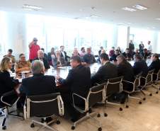 Governadora Cida Borghetti recebe o presidente da Associação dos Municípios do Paraná (AMP) e prefeito de Coronel Vivida, no Sudoeste do Estado, Frank Ariel Schiavini e prefeitos de outras regiões do Estado.Curitiba, 29/05/2018.Foto: Orlando Kissner/ANPr