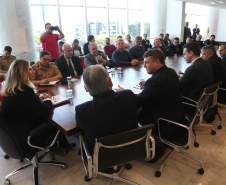 Governadora Cida Borghetti recebe o presidente da Associação dos Municípios do Paraná (AMP) e prefeito de Coronel Vivida, no Sudoeste do Estado, Frank Ariel Schiavini e prefeitos de outras regiões do Estado.Curitiba, 29/05/2018.Foto: Orlando Kissner/ANPr