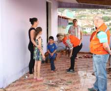 A governadora Cida Borghetti esteve neste sábado (1) em Itaperuçu, na Região Metropolitana de Curitiba. O município foi atingido por um forte temporal no início da tarde desta sexta-feira (30). No local, Cida determinou agilidade das equipes do governo no atendimento às mais de 2.500 pessoas afetadas. A cidade vizinha, Rio Branco do Sul, também foi atingida.  -  Itaperuçu, 01/12/2018  - Foto: José Fernando Ogura/ANPr