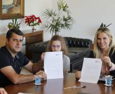 A governadora Cida Borghetti autorizou nesta terça-feira (4) o repasse de R$ 2,1 milhões para Itaperuçu, na Região Metropolitana de Curitiba, que sofre as consequências do vendaval ocorrido na sexta-feira (30). A verba é destinada a reformas de casas, postos de saúde e escolas afetadas pelo temporal e também para o atendimento de cerca de 600 famílias afetadas e também homologou o decreto que declara situação de emergência ao município. - Curitiba/Pr, 04.12.2018 - Foto Jonas Oliveria