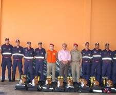 No dia 21 de Setembro de 2001 foi entregue pelo Senhor Prefeito Municipal de Cruzeiro do Oeste, com recursos do FUNREBOM – Fundo de Reequipamento do Corpo de Bombeiros, Equipamentos de Proteção Individual, (Capas de combate a incêndio, Capacetes tipo Gallet e Botas tipo Black Diamond) e também materiais de primeiros socorros aos Agentes de Defesa Civil do Posto de Bombeiro Comunitário do município.