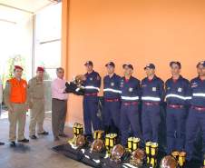 No dia 21 de Setembro de 2001 foi entregue pelo Senhor Prefeito Municipal de Cruzeiro do Oeste, com recursos do FUNREBOM – Fundo de Reequipamento do Corpo de Bombeiros, Equipamentos de Proteção Individual, (Capas de combate a incêndio, Capacetes tipo Gallet e Botas tipo Black Diamond) e também materiais de primeiros socorros aos Agentes de Defesa Civil do Posto de Bombeiro Comunitário do município.