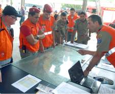 Defesa Civil faz exercício simulado de ação em caso de desastres naturais ou risco iminente de acidentes em Antonina, Litoral do Estado. O exercício simulado de abandono emergencial mobilizou moradores e representantes de órgãos e instituições que precisam agir em conjunto nas situações de emergência. Antonina, 12/11/2011. Foto: José Adair Gomercindo / AENotícias
