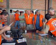 Defesa Civil faz exercício simulado de ação em caso de desastres naturais ou risco iminente de acidentes em Antonina, Litoral do Estado. O exercício simulado de abandono emergencial mobilizou moradores e representantes de órgãos e instituições que precisam agir em conjunto nas situações de emergência. Antonina, 12/11/2011. Foto: José Adair Gomercindo / AENotícias